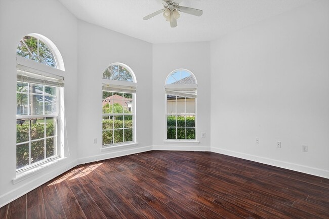 Building Photo - Gated Community!