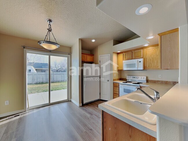 Foto del edificio - 19782 Amherst Ave