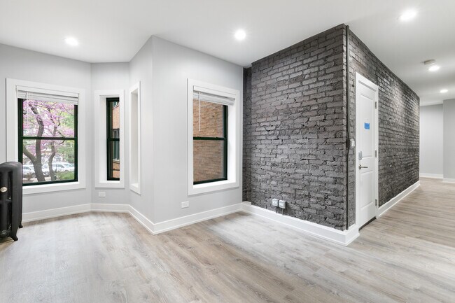 Building Photo - 7738 N Eastlake Ter