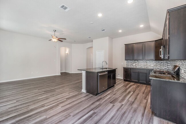 Foto del edificio - 4 Bedroom- Like New Home in Sterling Ridge...