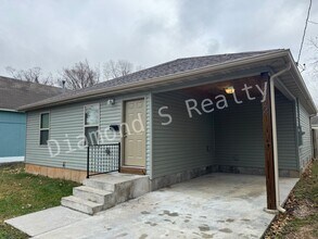 Building Photo - 2214 N East Ave