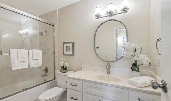 Building Photo - Spacious 1bdrm living room and bedroom with large picture windows bringing in lots of natural light.