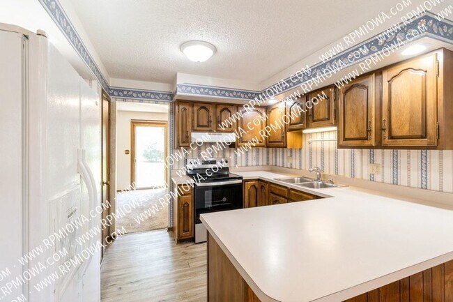 Building Photo - AMAZING LOCATION!! 3 Bedroom and 2.5 Bathr...
