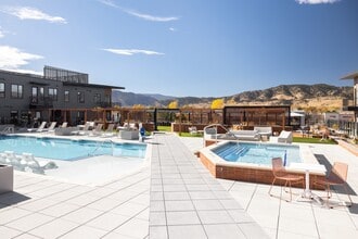 Building Photo - Contour