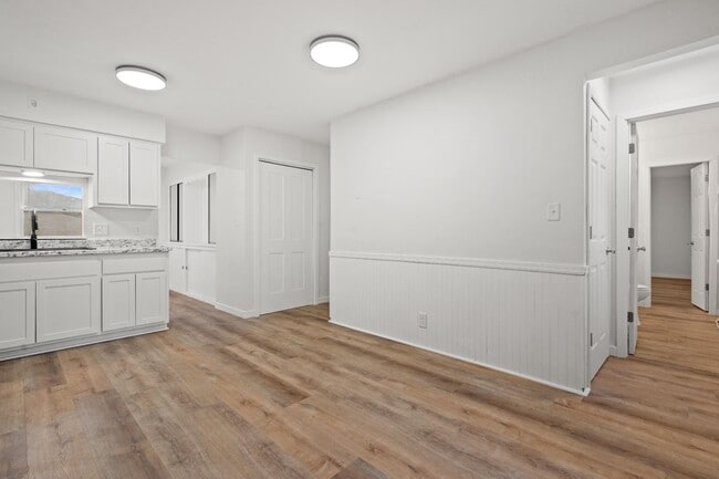 Building Photo - 2311 W Oakwood Rd