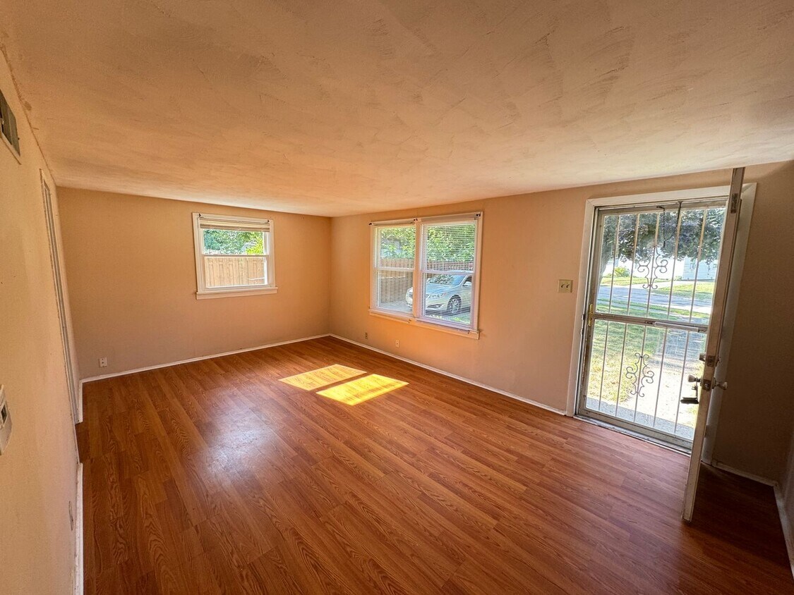 Foto principal - Charming 2-Bedroom, 1-Bathroom Home – $1,2...