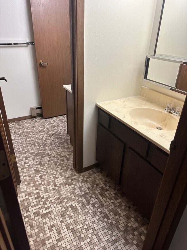 Foto del edificio - 2 BR 1BA Walkout Patio Garage Included