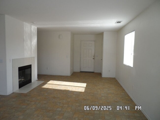 Building Photo - 4 Bedrooms, 2 Bathrooms, 1564 sq. ft., Gas...