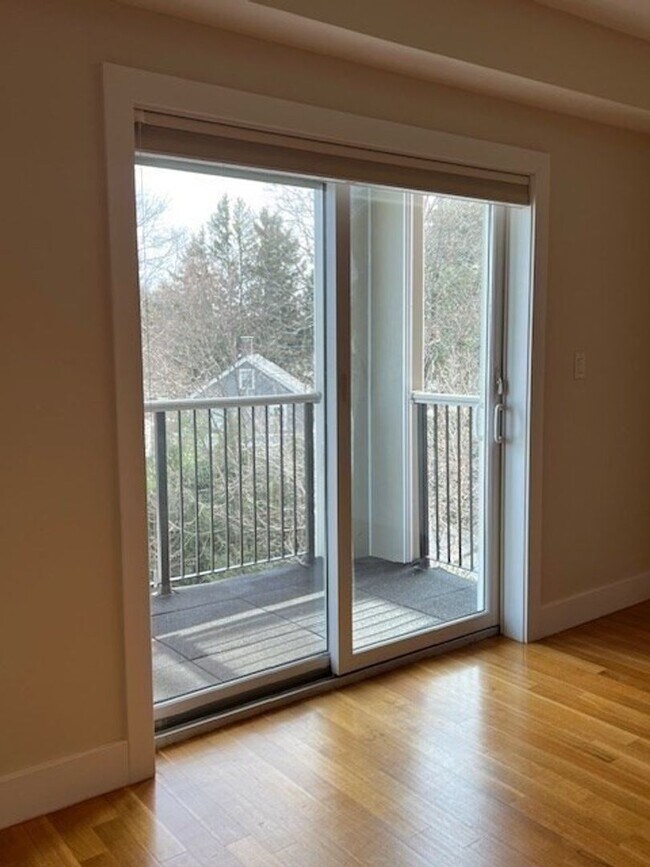 Building Photo - Luxury 2-bed Condo