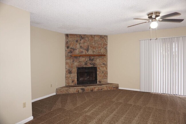 Building Photo - 2 Bedroom 2.5 Bath Townhome located in Arl...