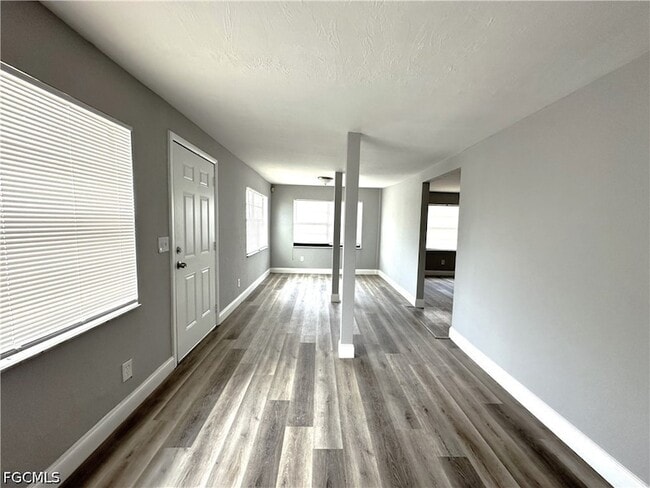 Foto del edificio - 2117 Mitchell Ct