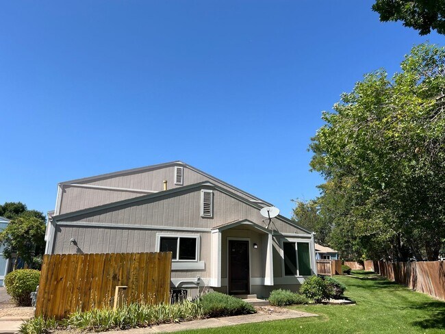 Foto del edificio - 2 Bedroom Townhome in Arvada