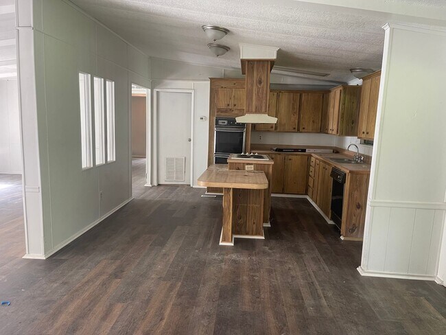 Building Photo - Newly renovated 3 bed 2 bath home off Maha...