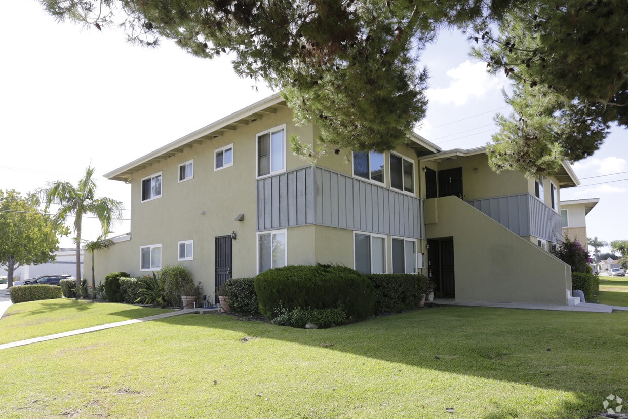 Building Photo - 2992 Royal Palm Dr