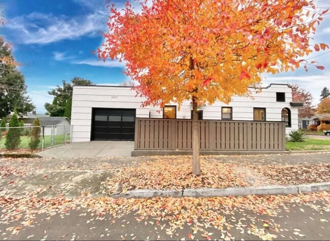 Foto del edificio - Enjoy this classic home in the Carter Park...