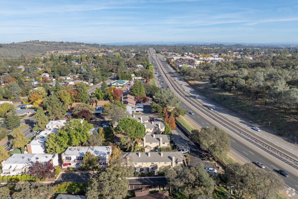 Contexto - Camelot Woods Condominiums