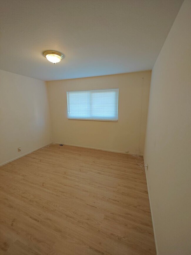 Building Photo - 937 Simon St