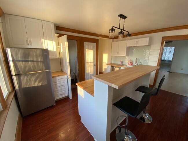 Foto del edificio - 2545 N Oakland Ave