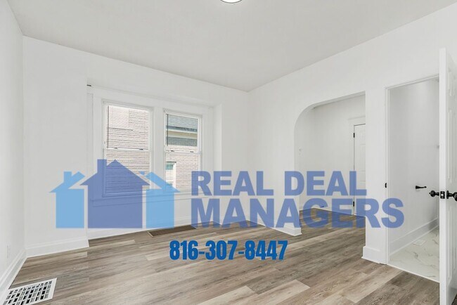 Foto del edificio - Charming 4-Bed Oasis on South Sterling