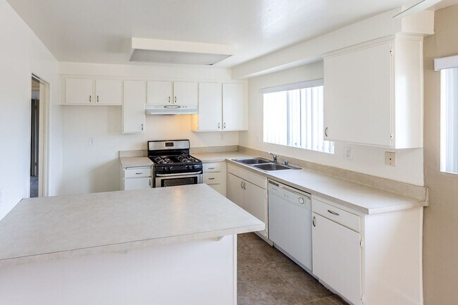 Building Photo - 7280 Corsican Dr