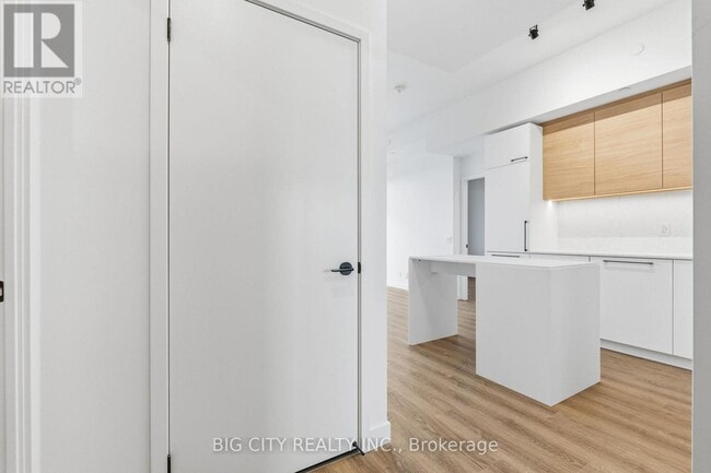 Photo du bâtiment - 1050 Eastern Ave