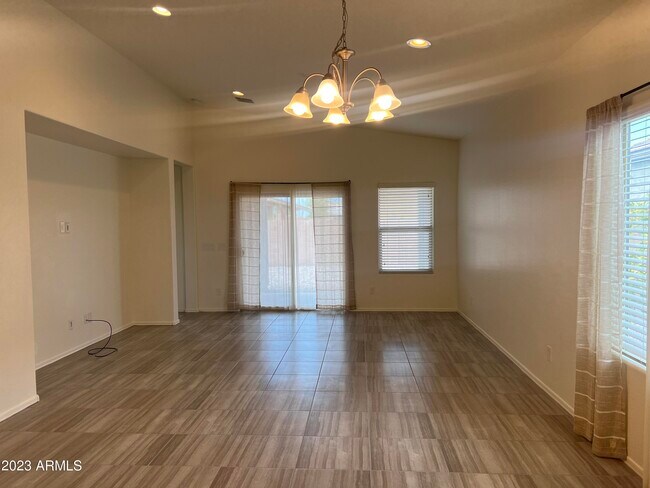 Building Photo - 2760 E Bellerive Dr