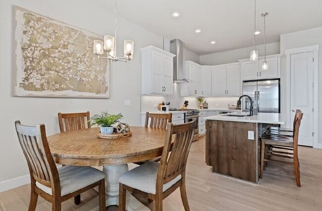 Building Photo - Gorgeous 3 bed/ 3.5 bath Condo At Heron La...