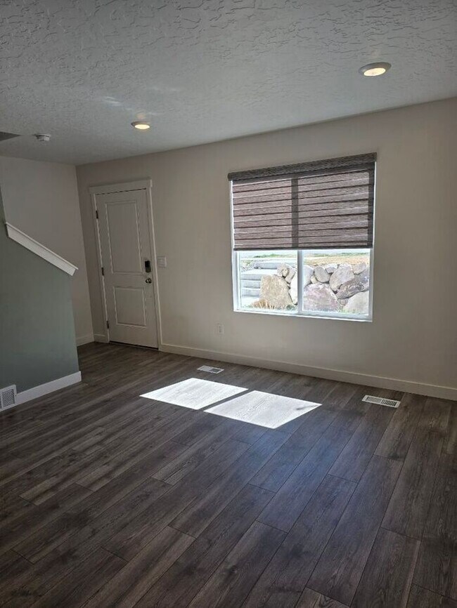 Foto del edificio - Nearly New, Well Appointed Modern Townhouse w 2 car attached garage