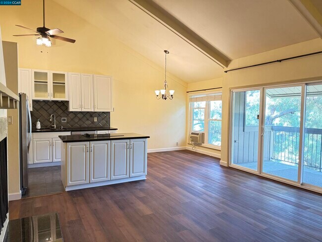 Building Photo - 2083 Ascot Dr