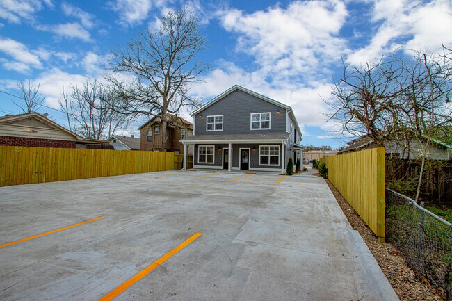 Estacionamiento trasero - 809 Maple St