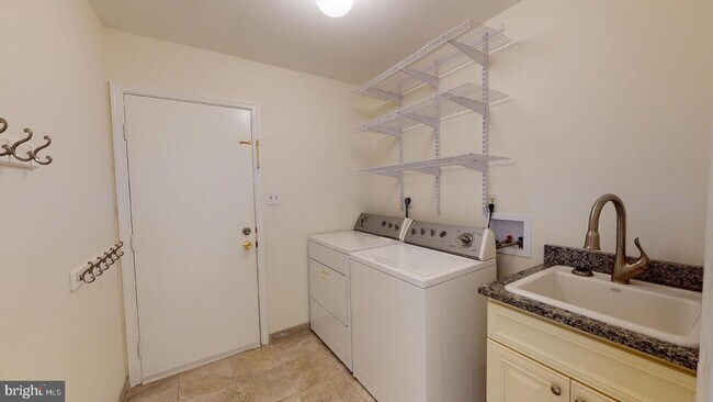 Foto del edificio - 8224 Riverside Rd