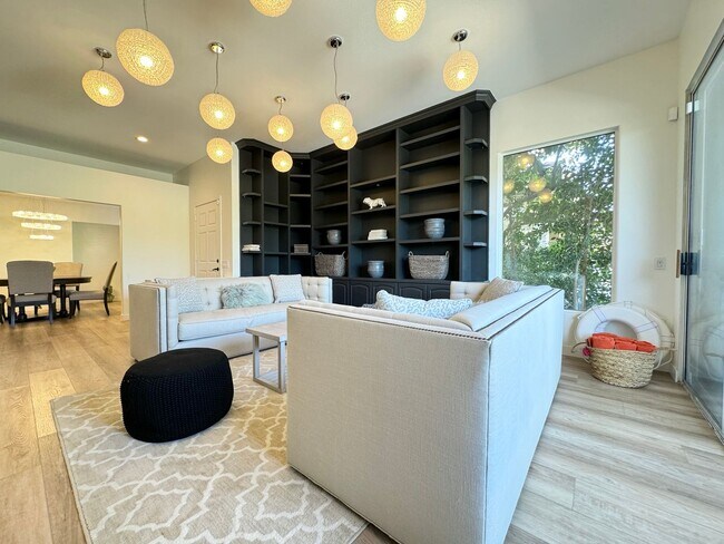 Building Photo - AVAILABLE NOW! Charming Modern *FURNISHED*...