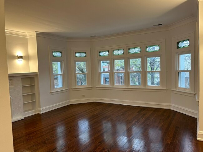 Building Photo - 2739 W Lunt Ave