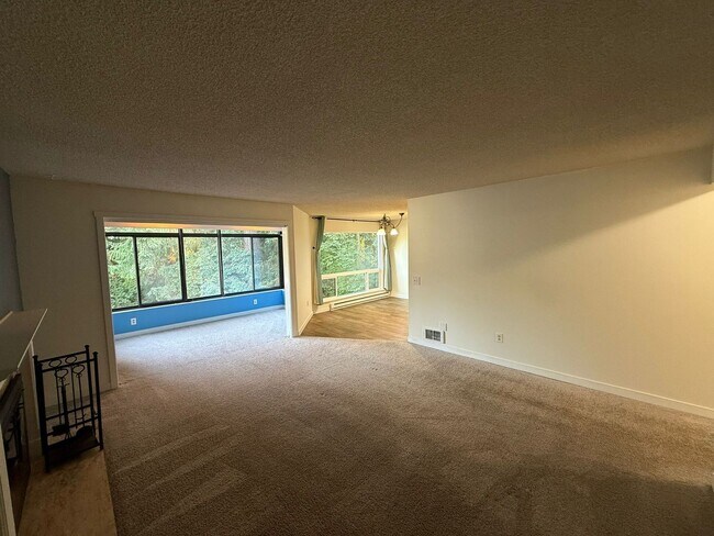 Building Photo - 2 Bedroom 2 Bathroom Plus Amenities!