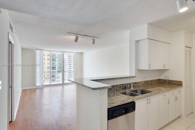 Foto del edificio - 1111 Brickell Bay Dr