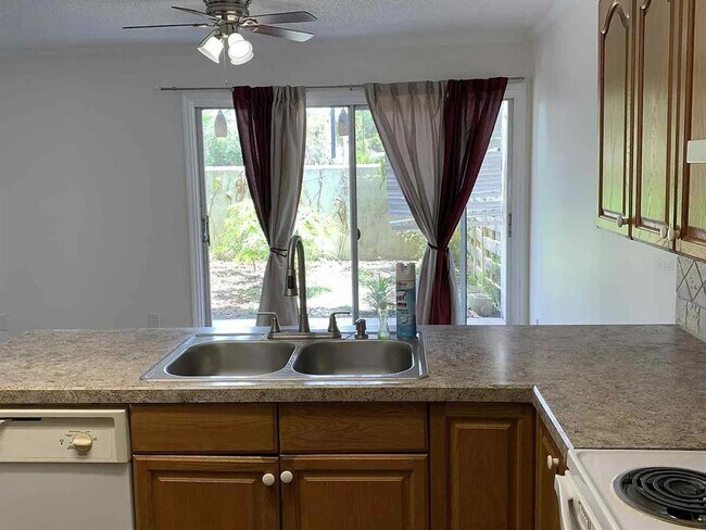 Foto del edificio - 1084 Longfellow Cir