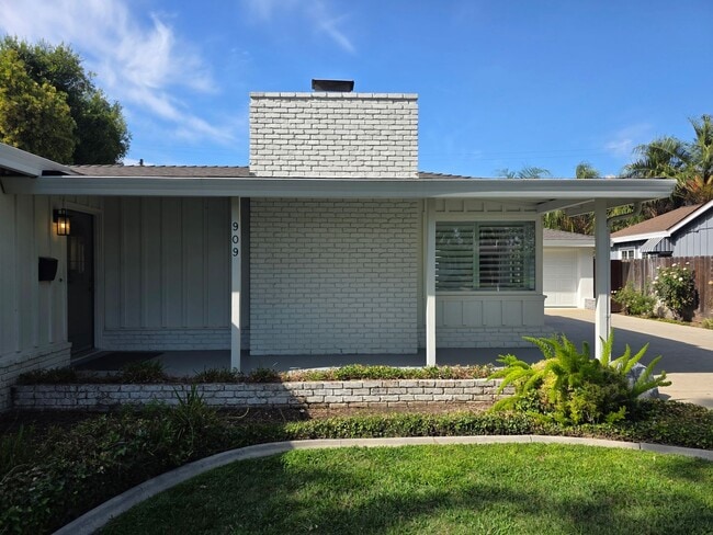 Building Photo - Home located in the heart of the college n...