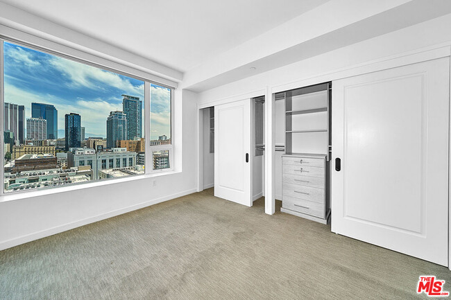 Foto del edificio - 1050 S Grand Ave