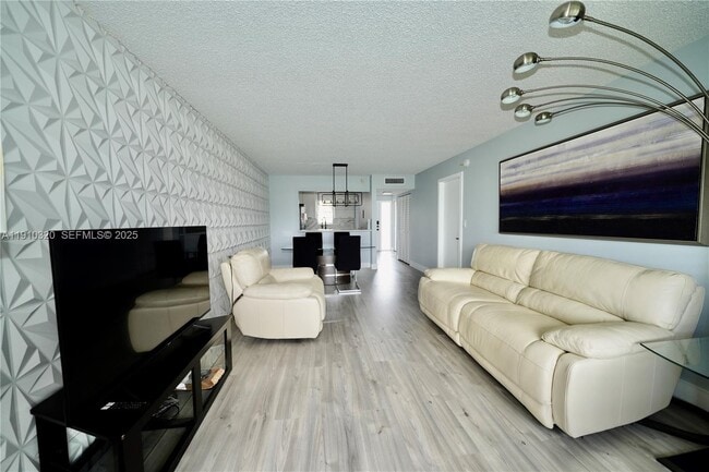 Foto del edificio - 2541 Aragon Blvd