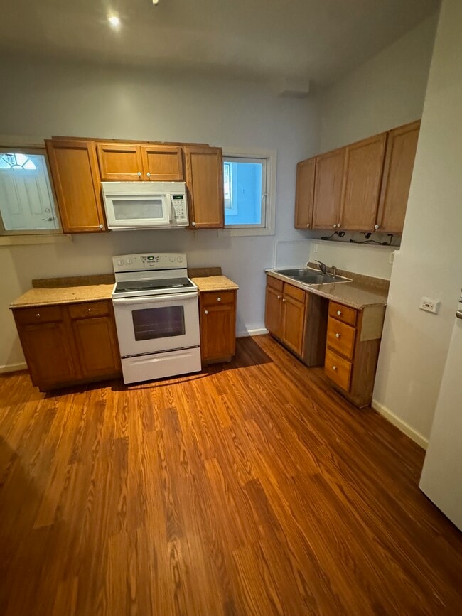 Foto del edificio - 843 Blossom Wy