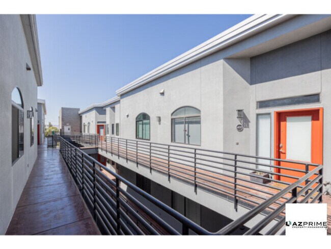 Foto del edificio - Top-floor living meets modern charm in thi...