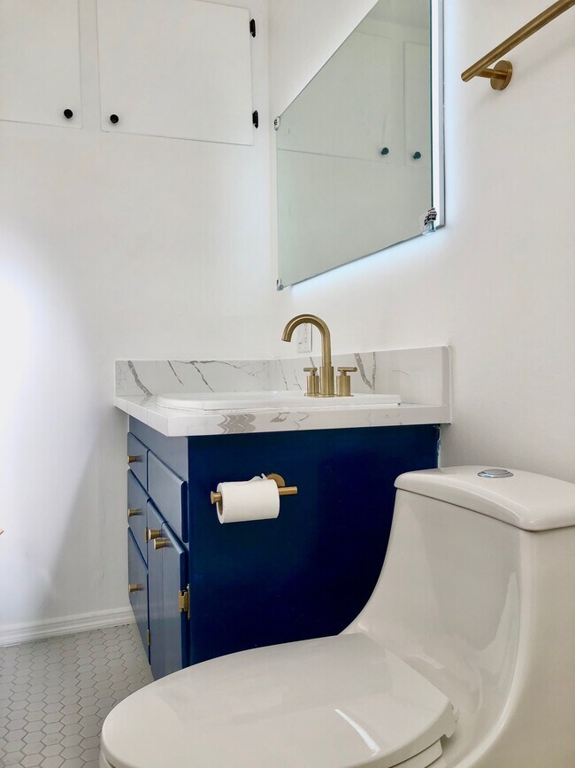 Building Photo - 2431 Walgrove Ave