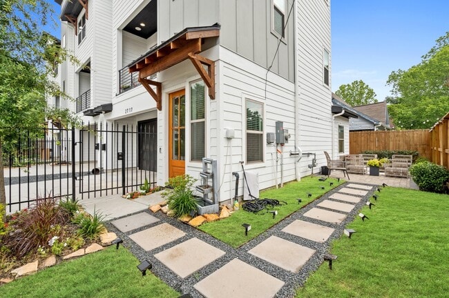 Building Photo - 2717 Drew St