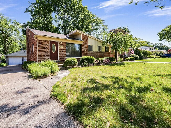 Foto del edificio - Introducing a charming 3-bedroom, 1.5-bath...