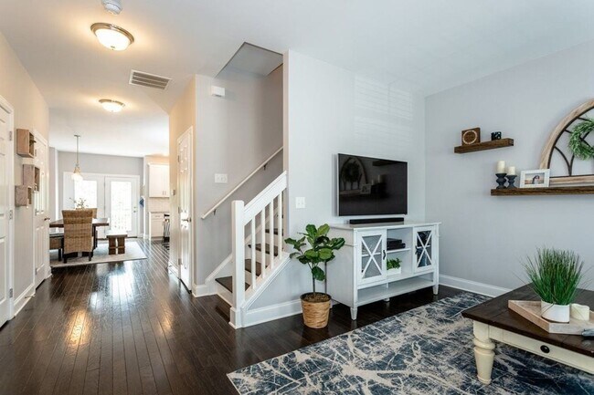 Building Photo - Exceptional and Spacous Townhouse!