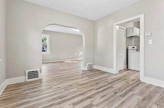 Building Photo - 2051 Thompson Ave