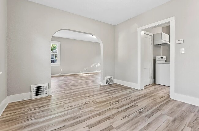 Foto del edificio - 2051 Thompson Ave