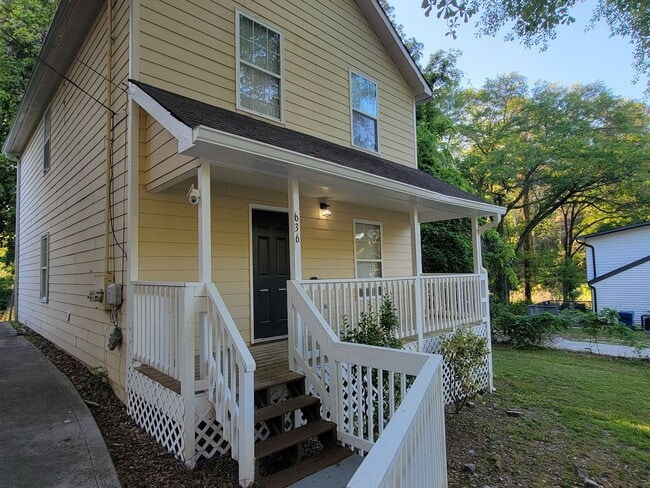 Affordable 2 Story Home - Fresh Paint - New flooring Large Lot - Close to Downtown Atlanta - Affordable 2 Story Home - Fresh Paint - New flooring Large Lot - Close to Downtown Atlanta