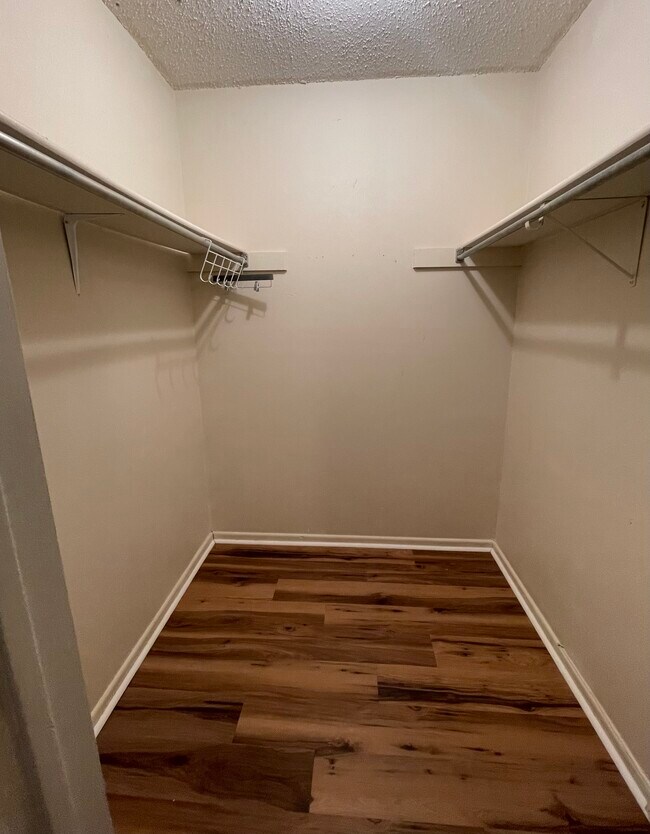 Foto del edificio - 1051 Country Club Dr