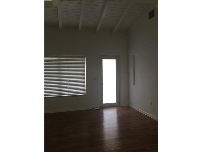 Foto del edificio - 7928 Byron Ave